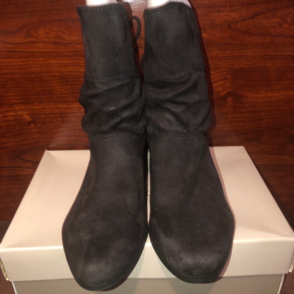 Indigo Rd black suede like bootie. Sz.6